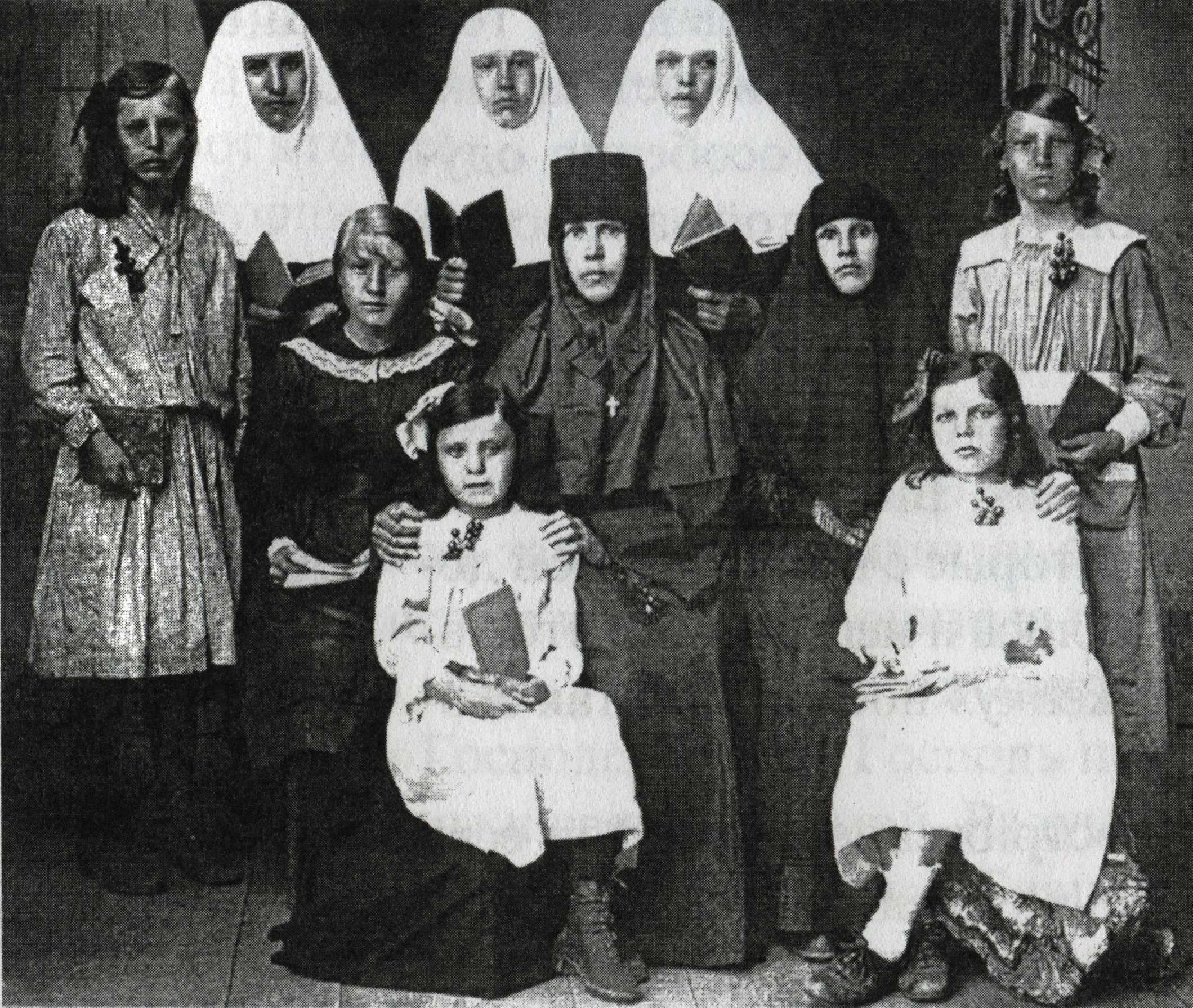 św. Paraskiewa w otoczeniu chórzystek